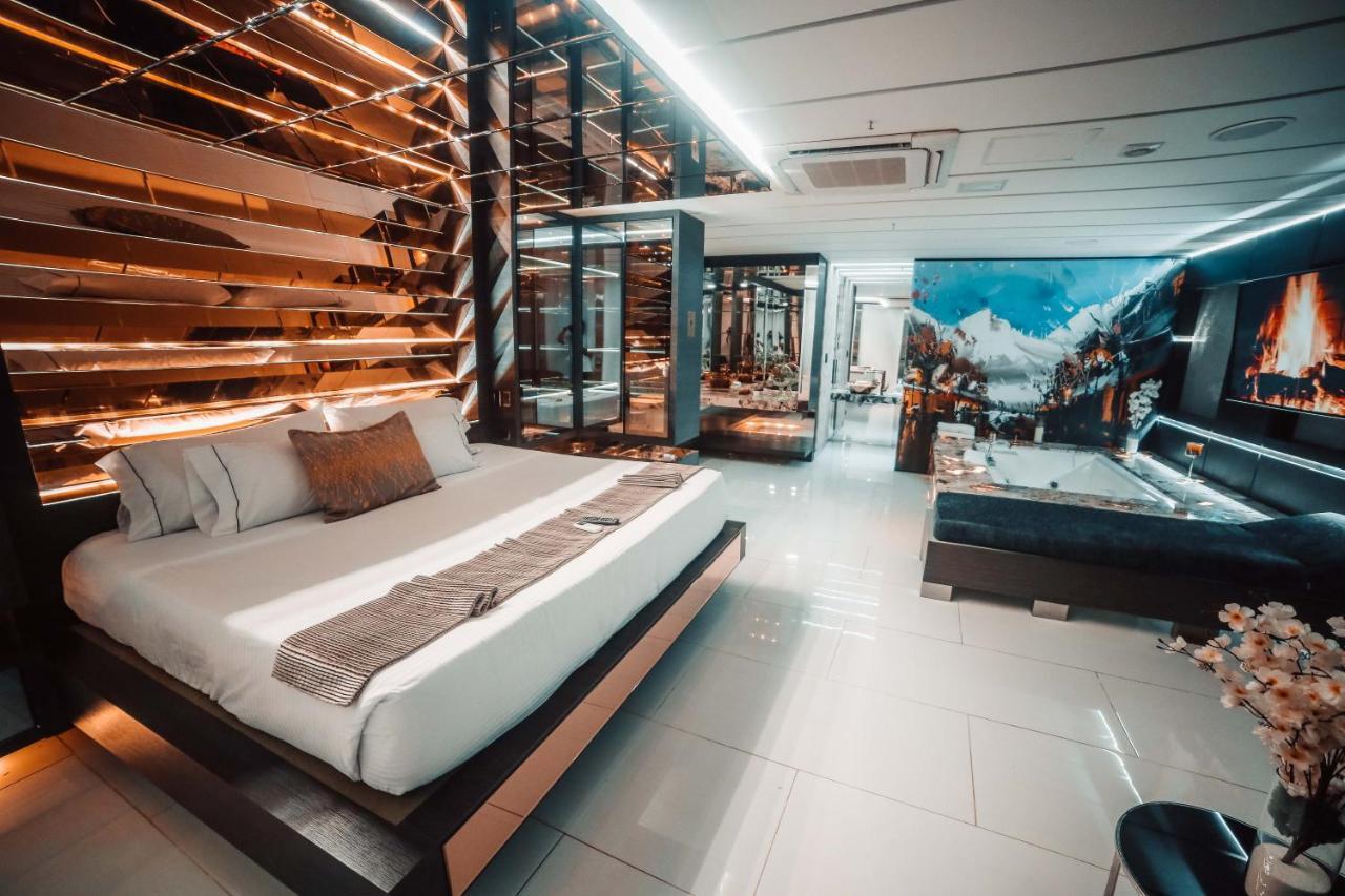 1Million Luxury Suites Medellin Exterior photo