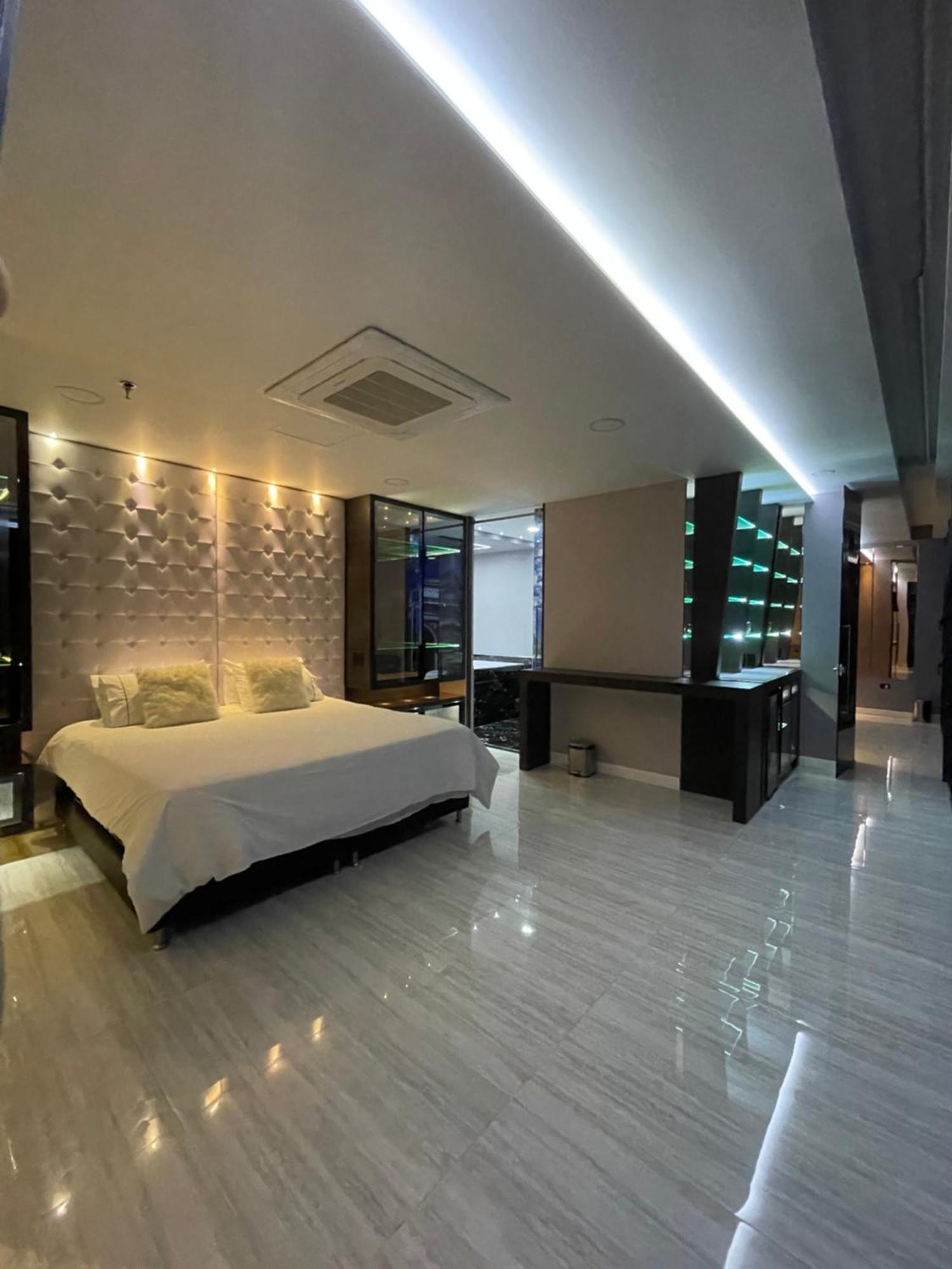 1Million Luxury Suites Medellin Exterior photo