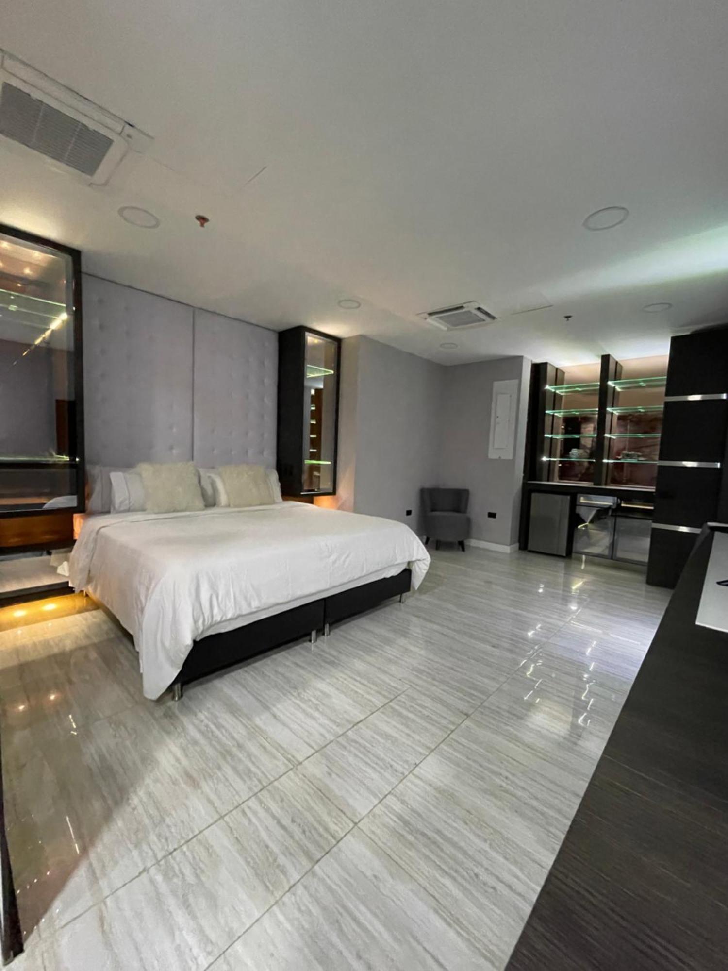 1Million Luxury Suites Medellin Exterior photo