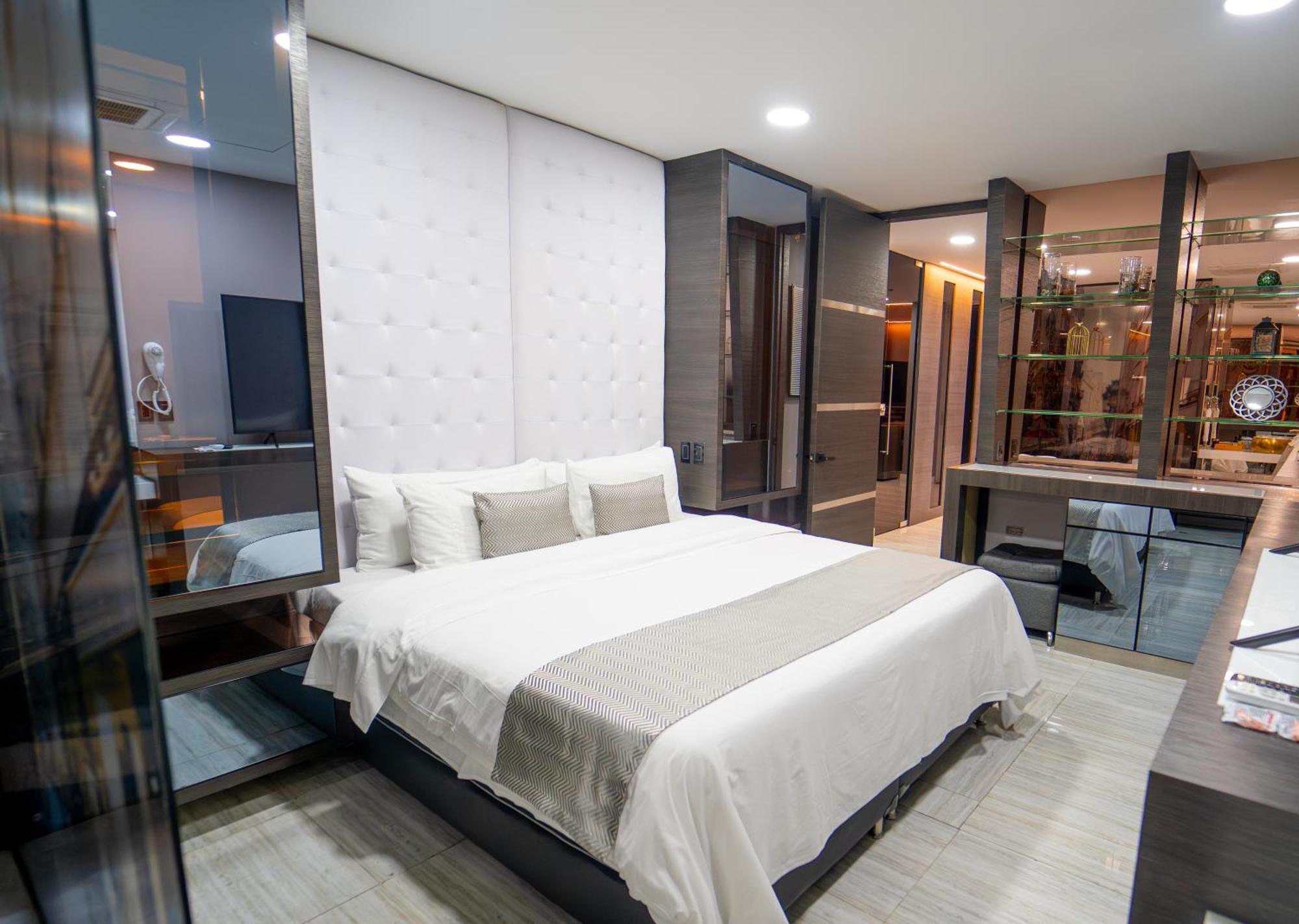 1Million Luxury Suites Medellin Exterior photo